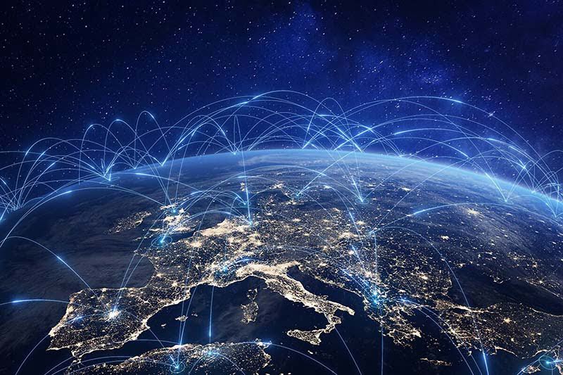 Les réseaux de communication sans fil sont visualisés sous forme de bandes lumineuses s'étendant de ville en ville sur une image satellite de l'Europe la nuit.